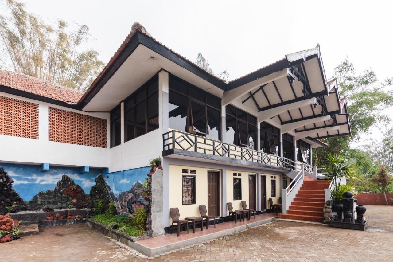 Oyo 1852 Intan Bromo Homestay Pasuruan Exterior foto