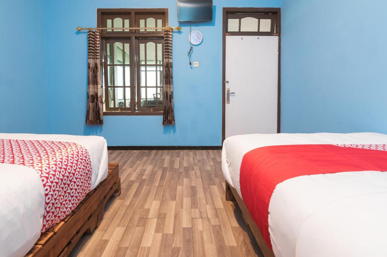 Oyo 1852 Intan Bromo Homestay Pasuruan Exterior foto