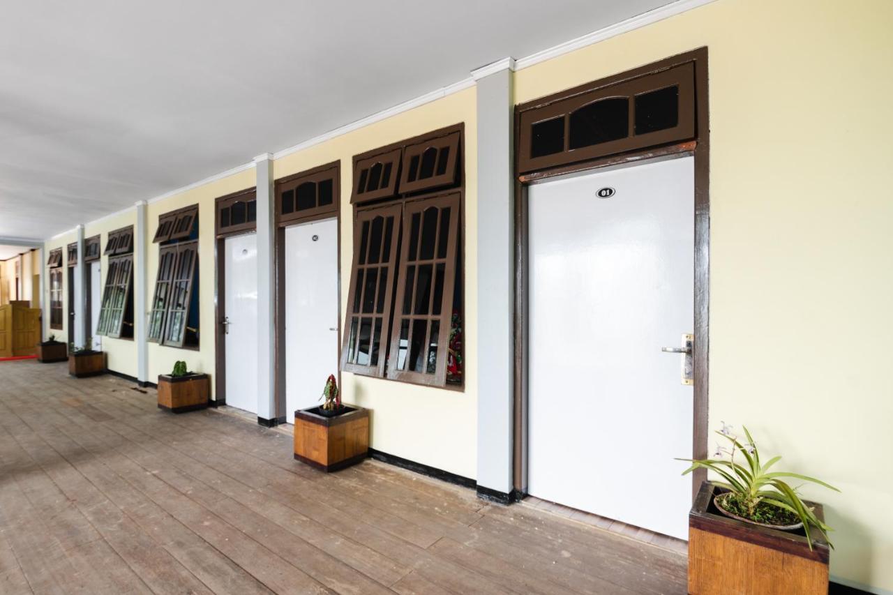Oyo 1852 Intan Bromo Homestay Pasuruan Exterior foto
