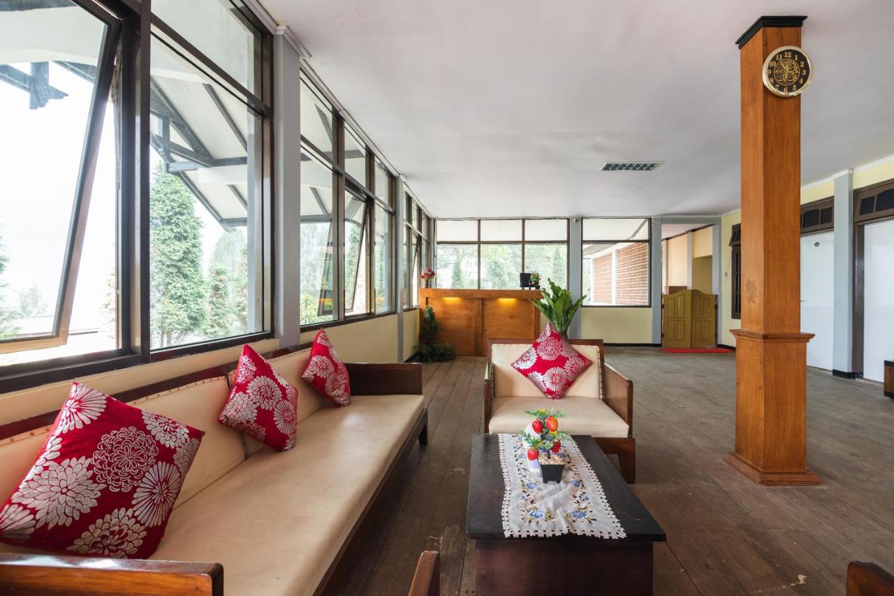 Oyo 1852 Intan Bromo Homestay Pasuruan Exterior foto