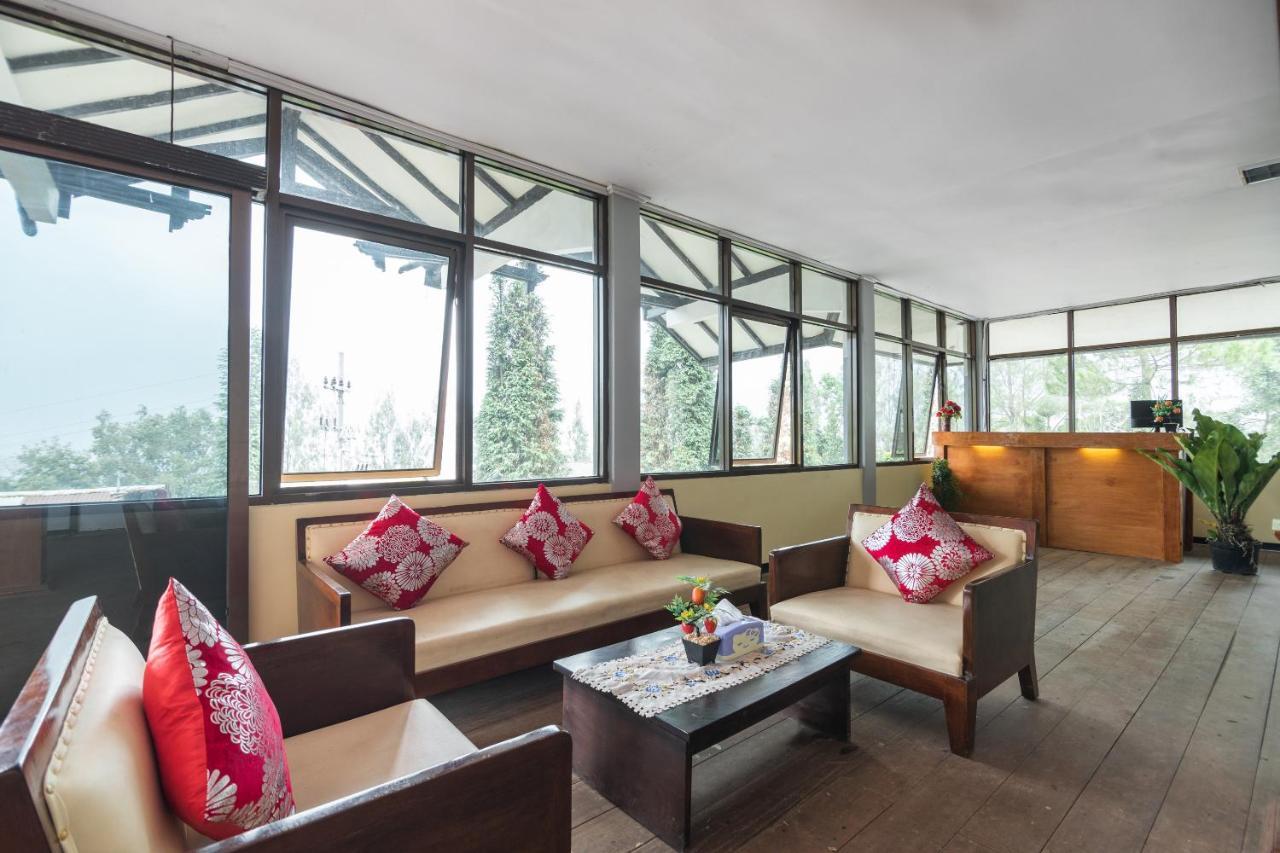 Oyo 1852 Intan Bromo Homestay Pasuruan Exterior foto